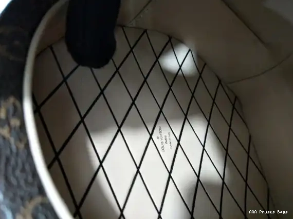 AAA Replica Ru BOITE Vuitton Louis PETITE CHAPEAU 0624